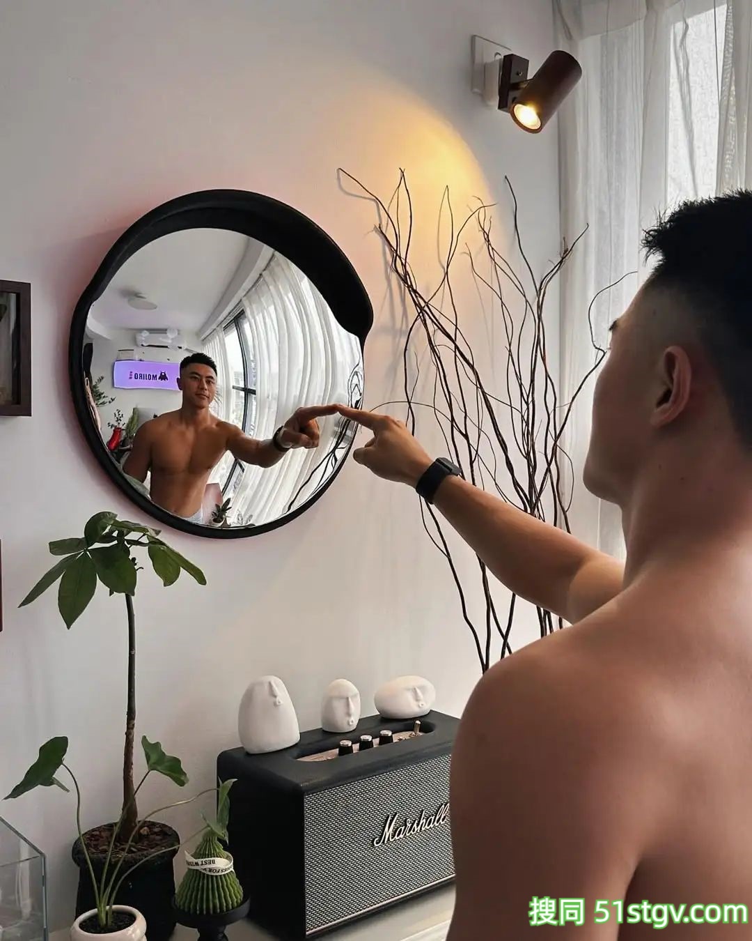 黑皮体育生，泡澡 - 51虹马