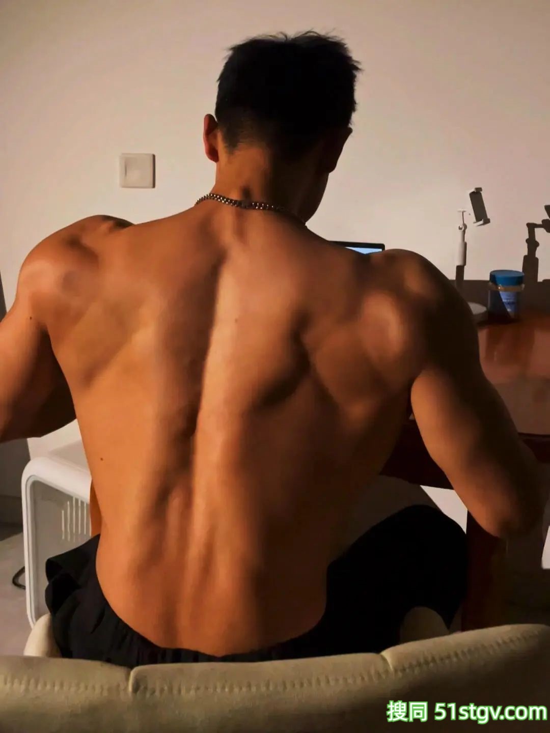 山东男友强壮的背 - 51虹马