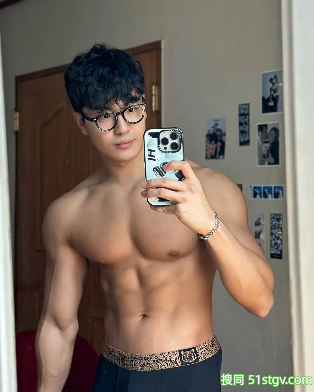 皮肤黝黑壮实的哥哥 - 51虹马