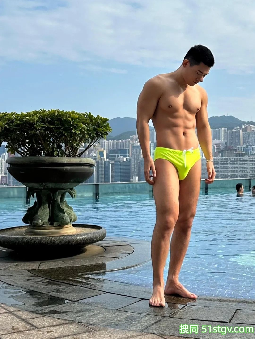 一鸣哥哥，在游池边-51虹马