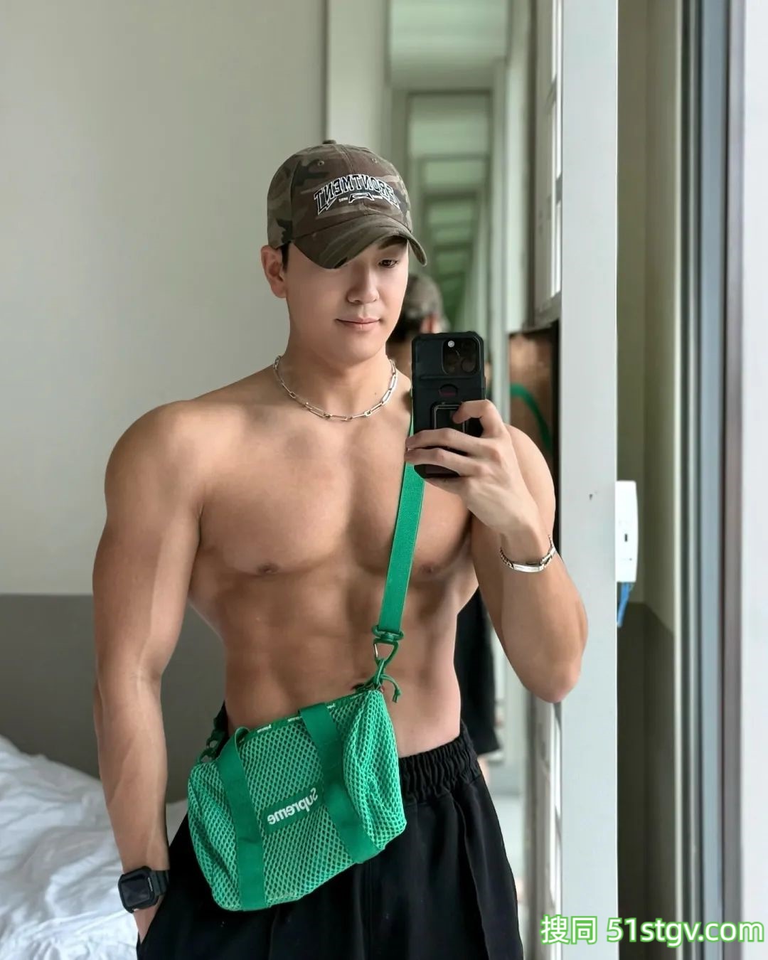 皮肤黝黑壮实的哥哥 - 51虹马