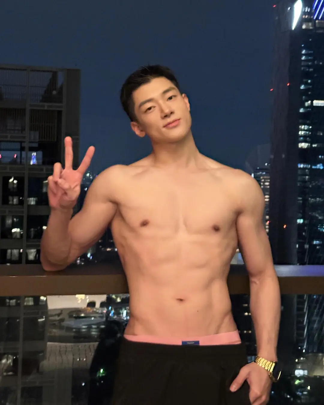 帅哥那迷人的眼神，让人陷入爱河 - 51虹马