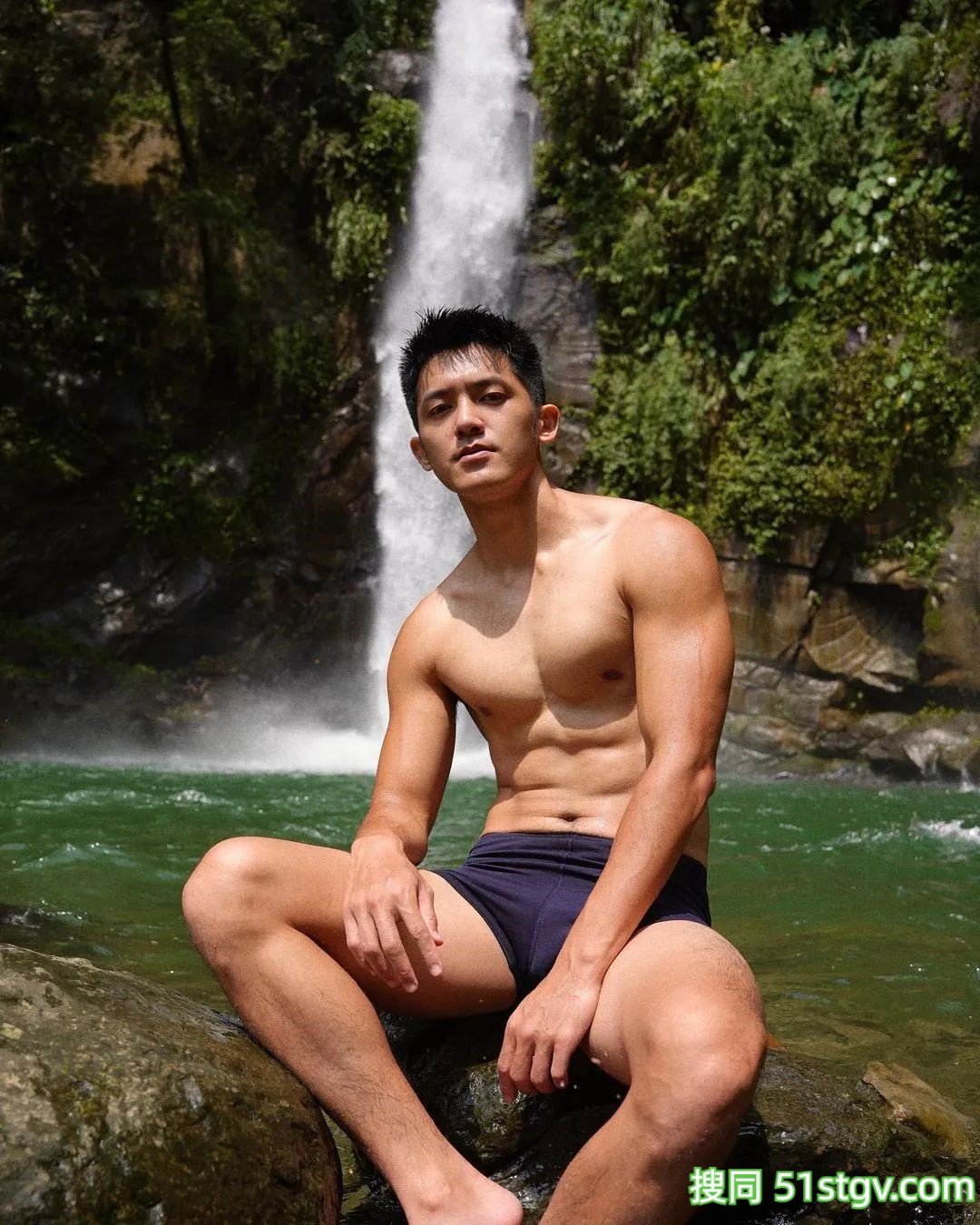 Adam骑着心爱的小摩托 - 51虹马