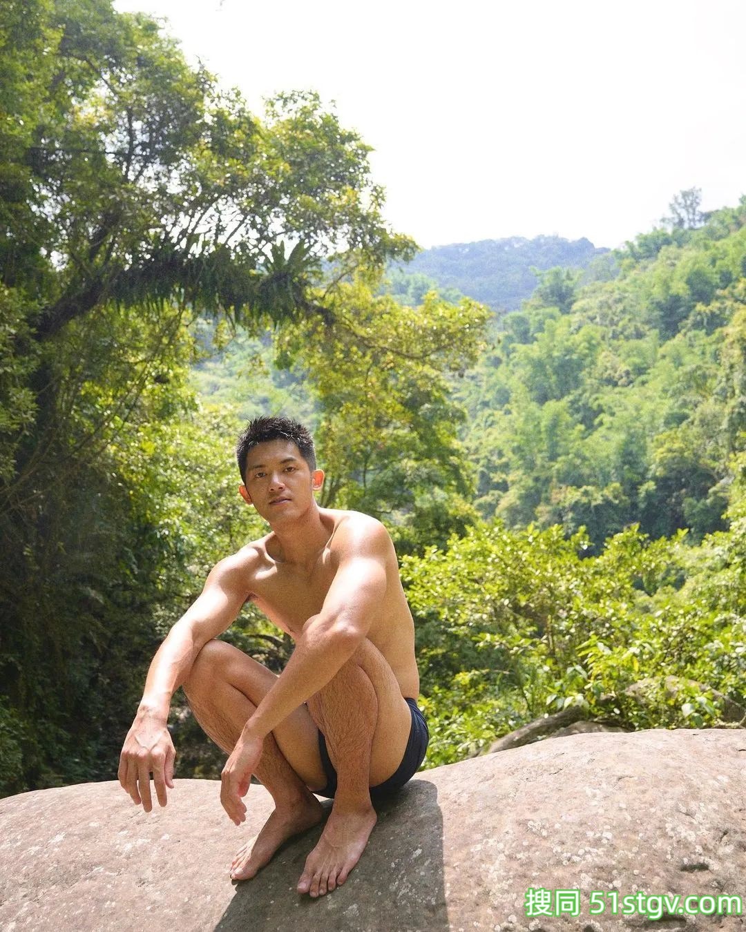 Adam骑着心爱的小摩托 - 51虹马