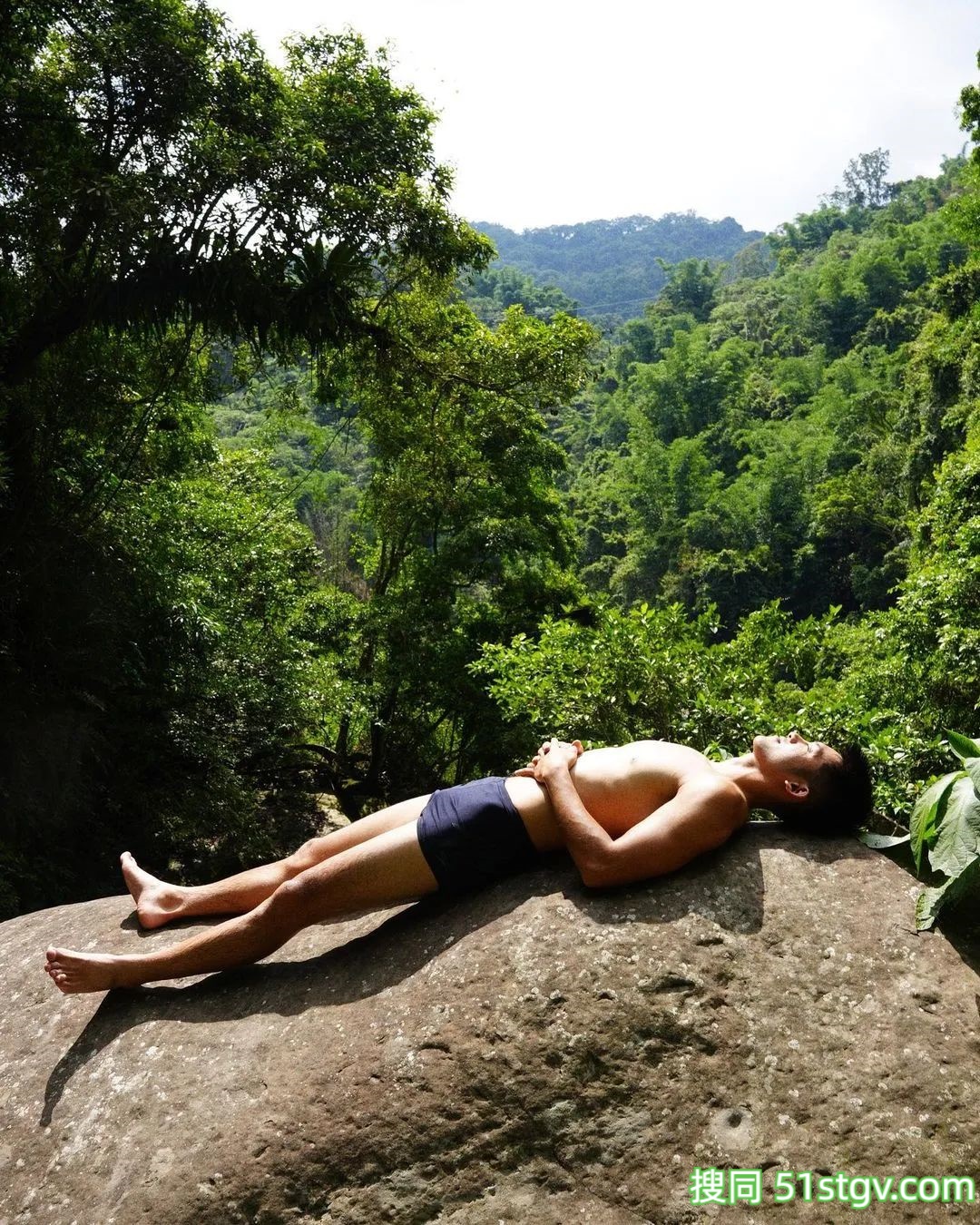 Adam骑着心爱的小摩托 - 51虹马