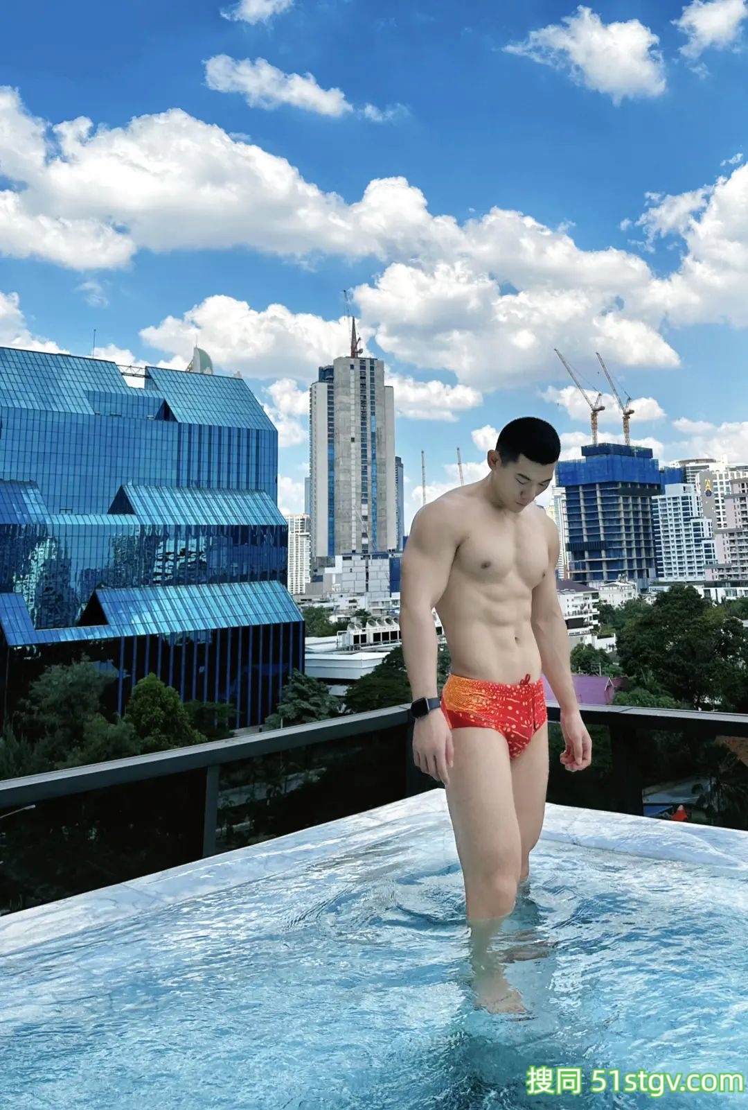 一鸣哥哥，在游池边 - 51虹马