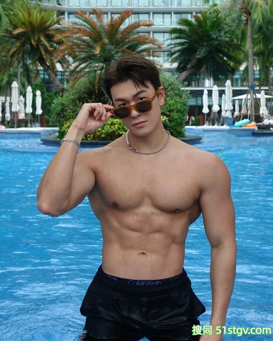 皮肤黝黑壮实的哥哥 - 51虹马