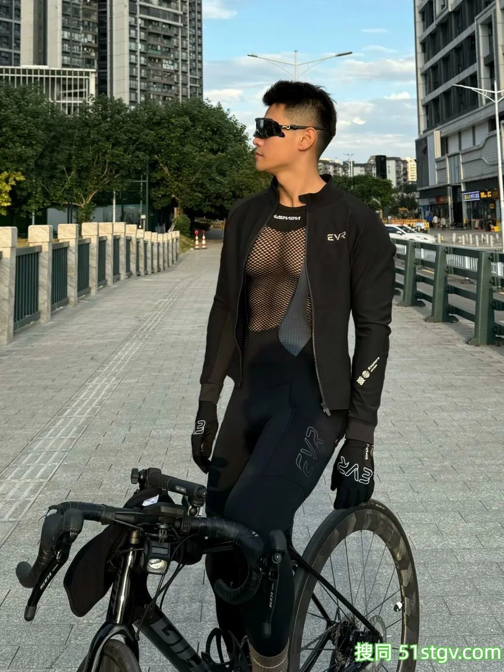 骑行的聪哥啊，身材是真好 - 51虹马