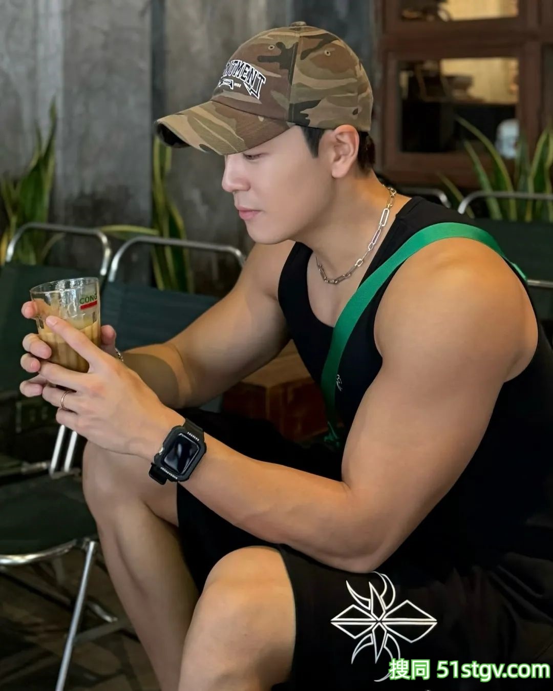 皮肤黝黑壮实的哥哥 - 51虹马