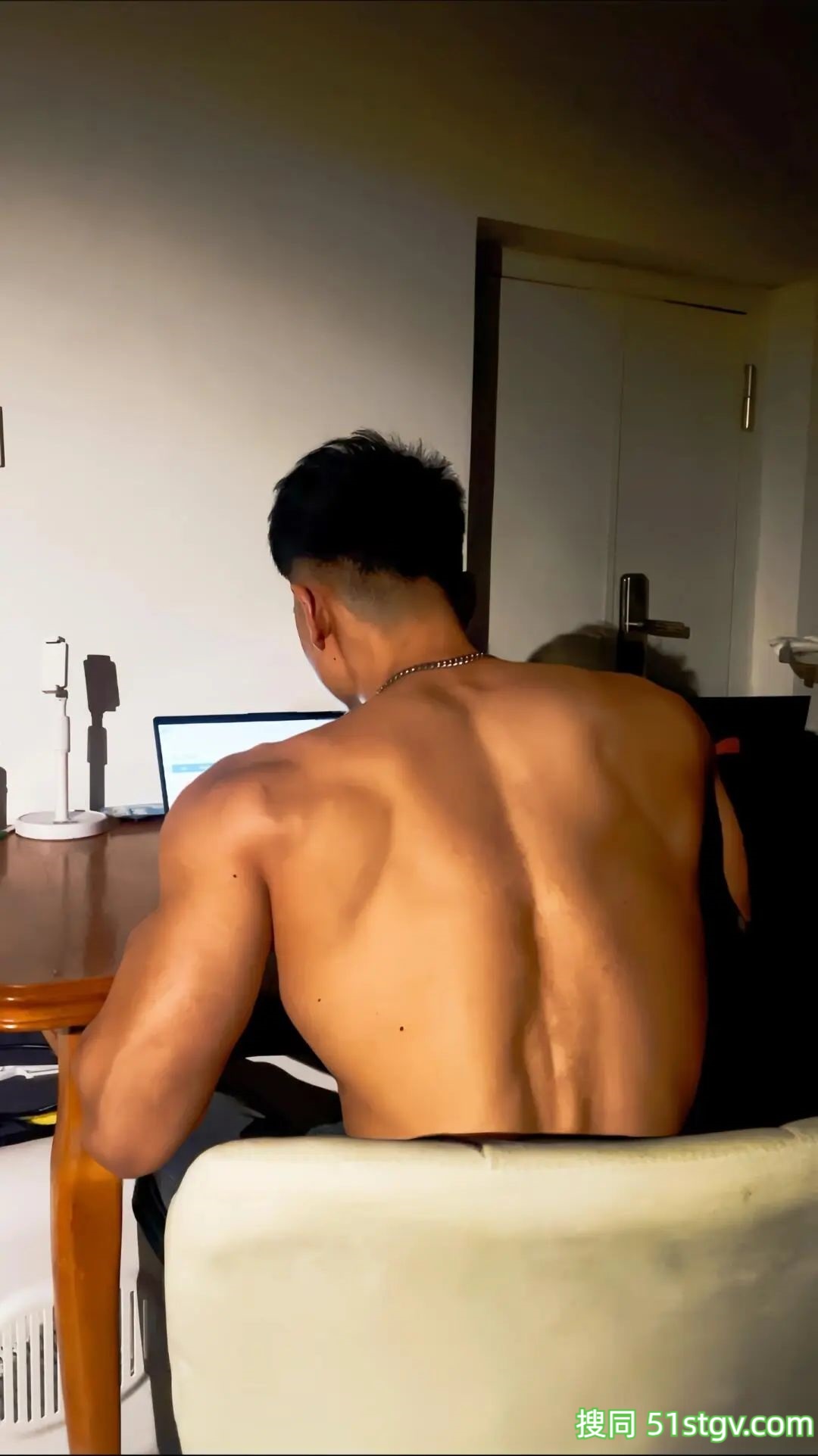 山东男友强壮的背 - 51虹马