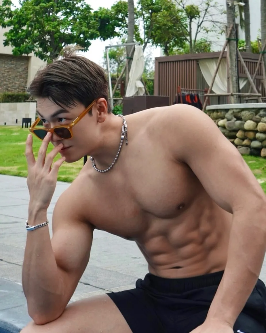 皮肤黝黑壮实的哥哥 - 51虹马