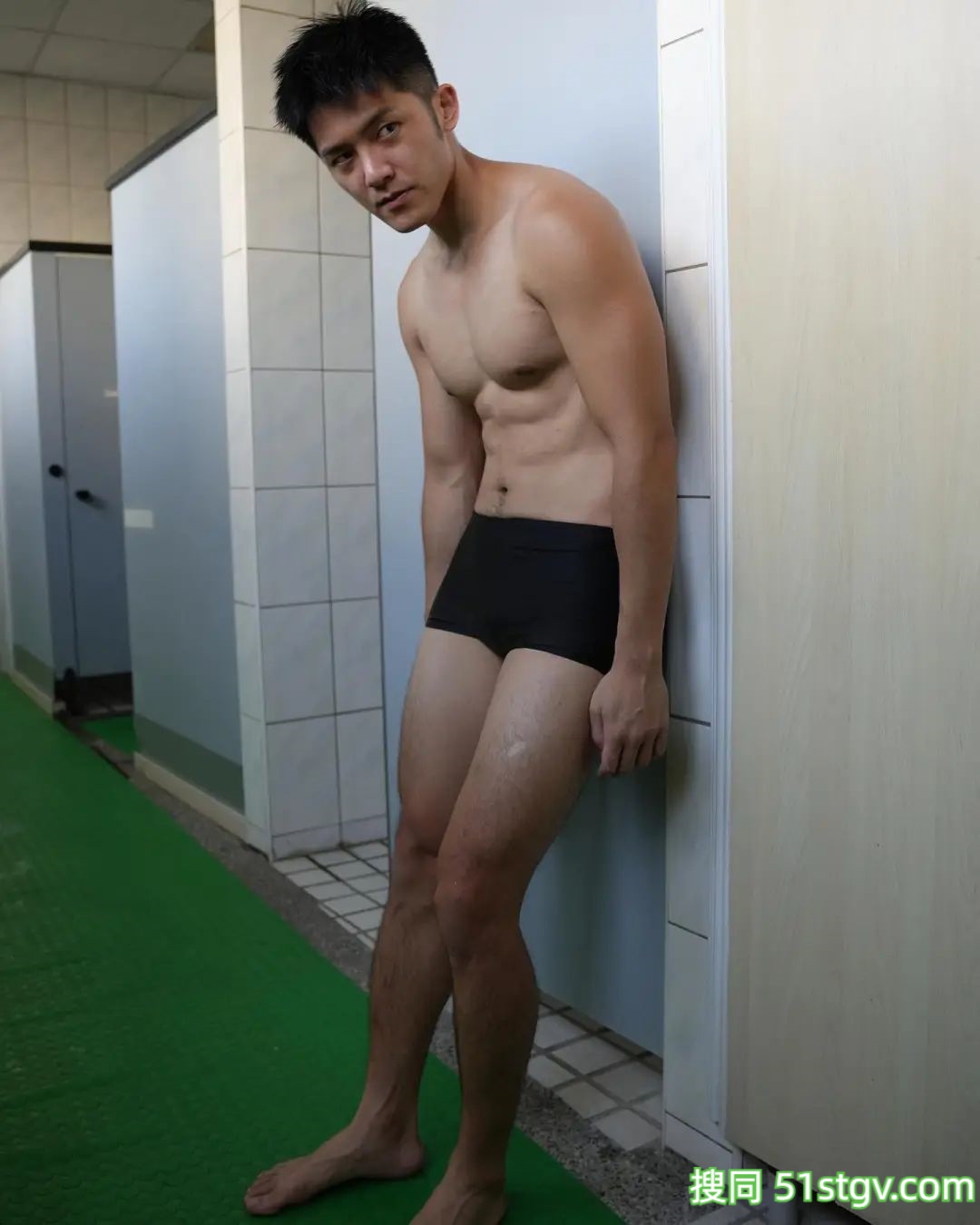 Adam骑着心爱的小摩托 - 51虹马