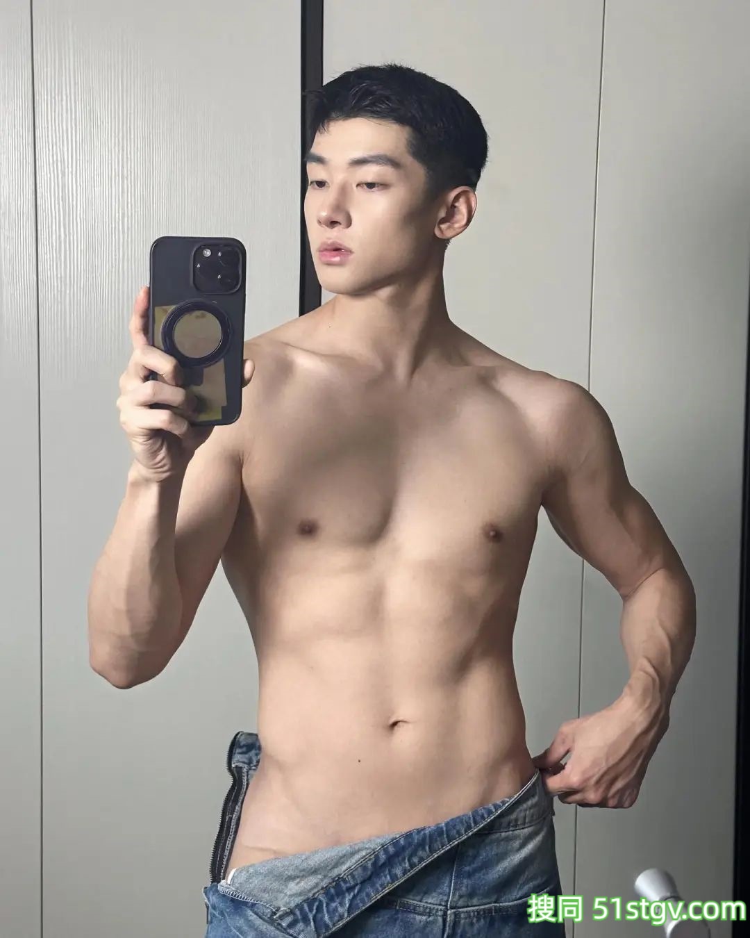 帅哥那迷人的眼神，让人陷入爱河 - 51虹马