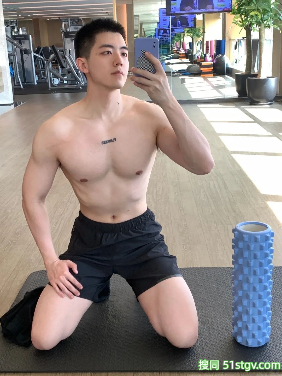 薄肌帅哥，正装更吸睛 - 51虹马