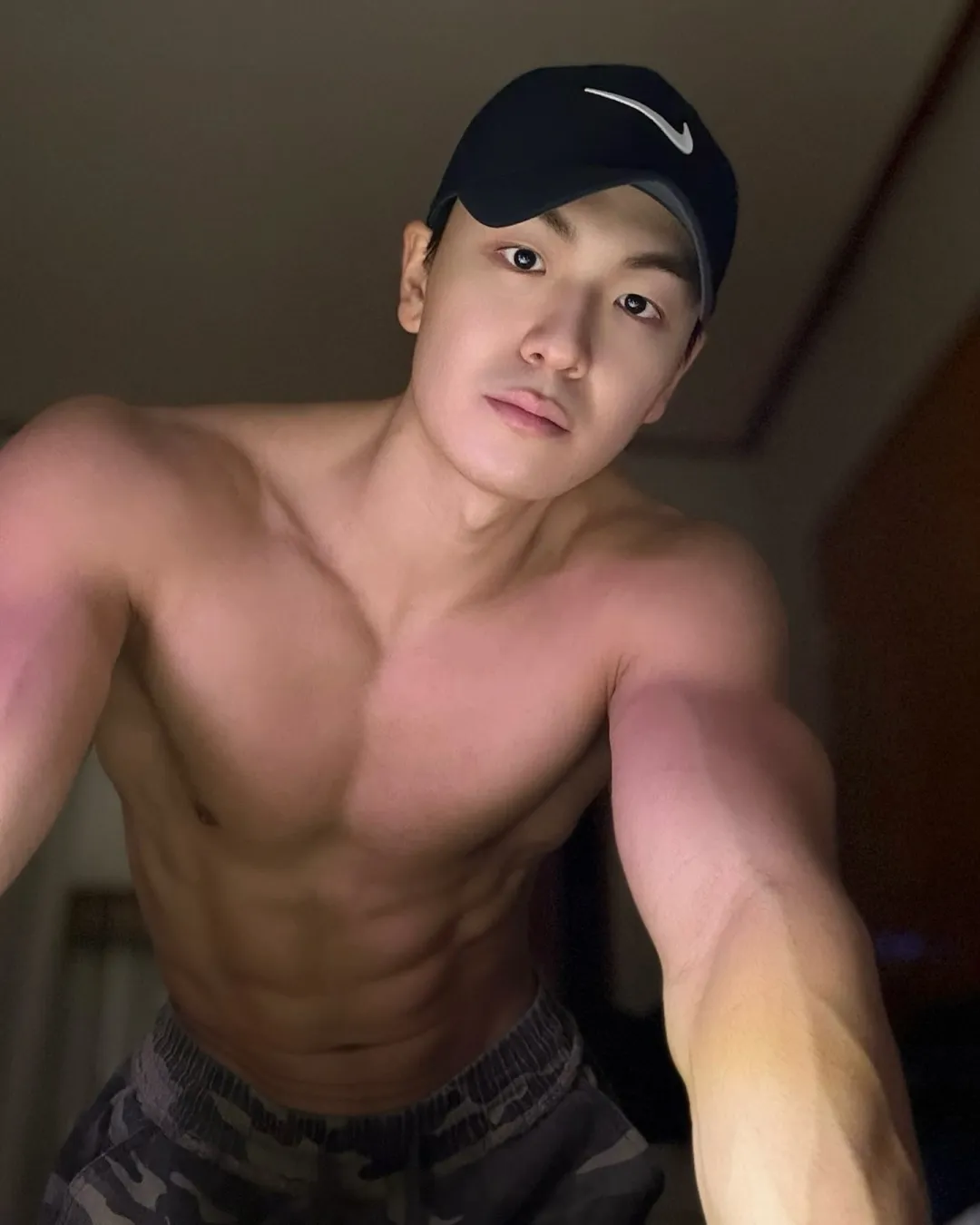 皮肤黝黑壮实的哥哥 - 51虹马