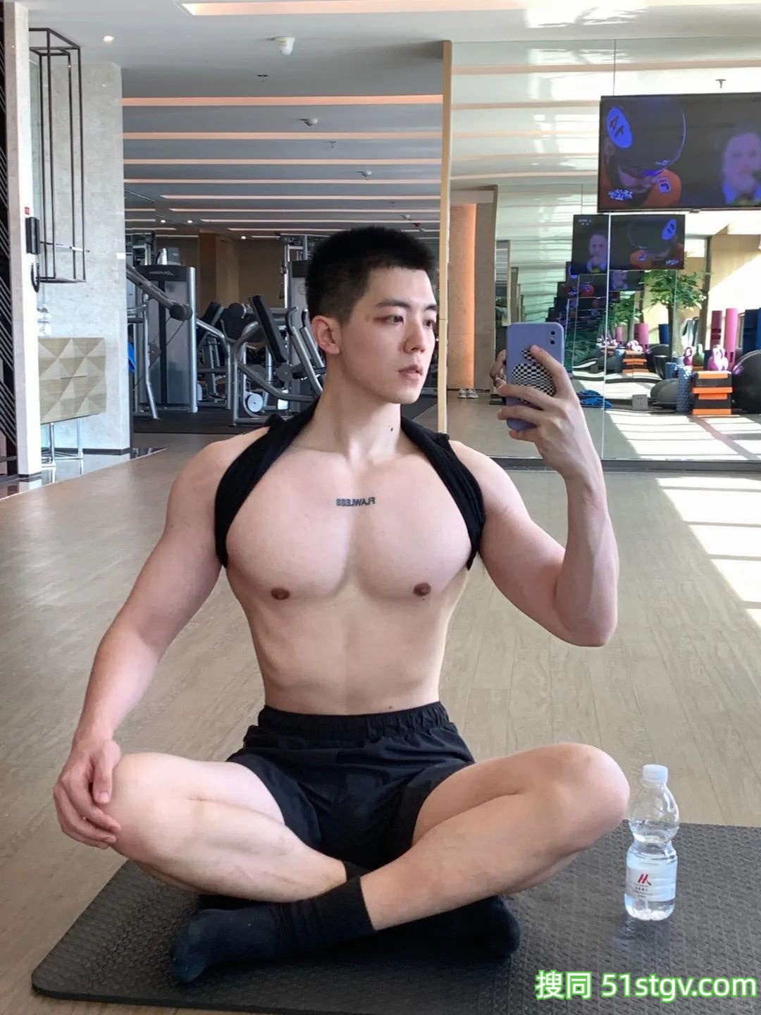 薄肌帅哥，正装更吸睛 - 51虹马