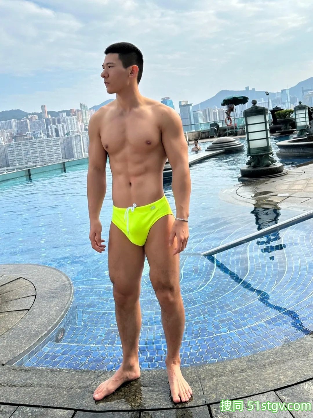 一鸣哥哥，在游池边 - 51虹马