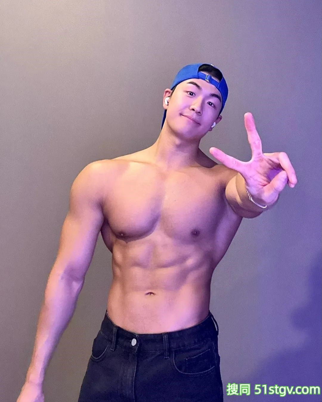 皮肤黝黑壮实的哥哥 - 51虹马