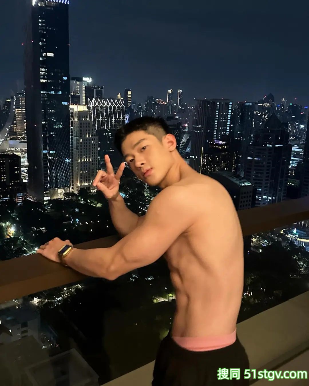 帅哥那迷人的眼神，让人陷入爱河 - 51虹马