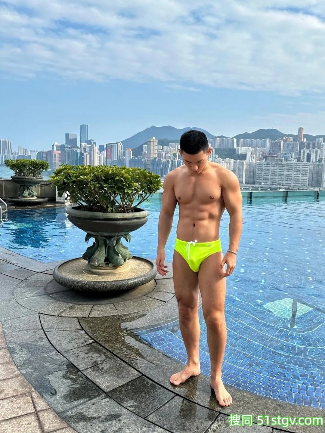 一鸣哥哥，在游池边 - 51虹马