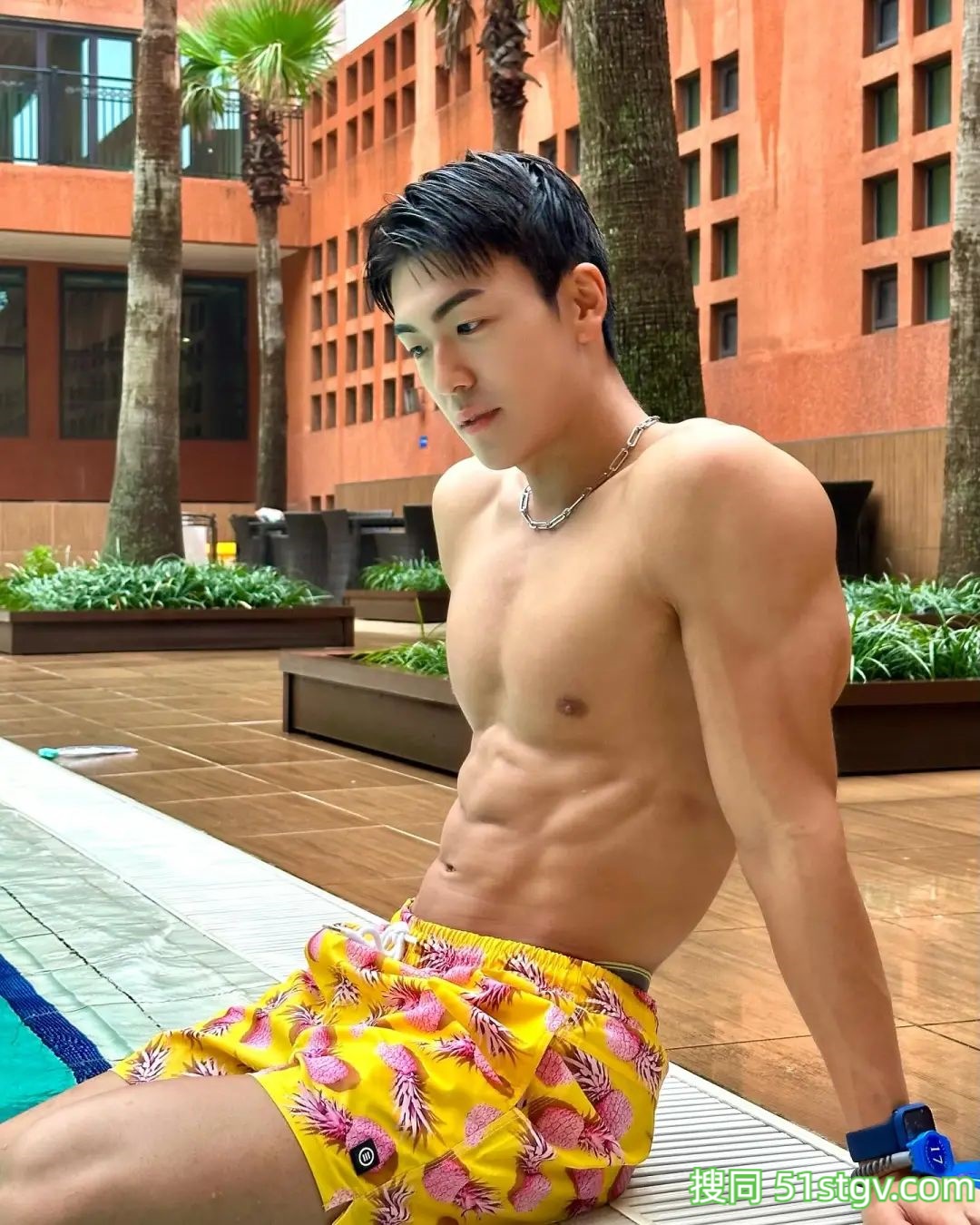 皮肤黝黑壮实的哥哥 - 51虹马