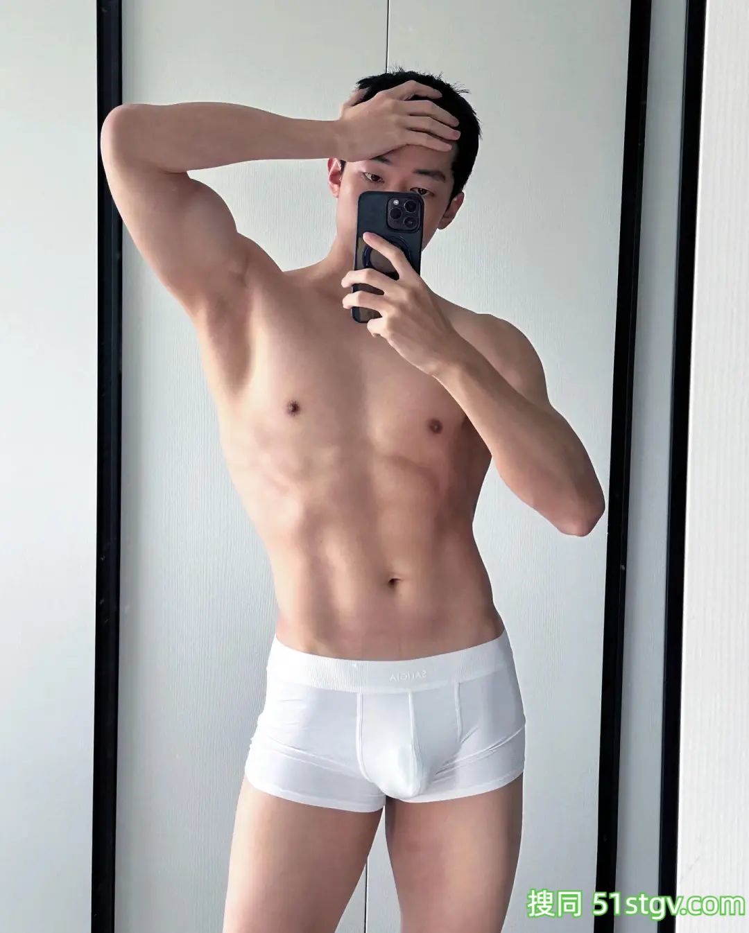 帅哥那迷人的眼神，让人陷入爱河 - 51虹马