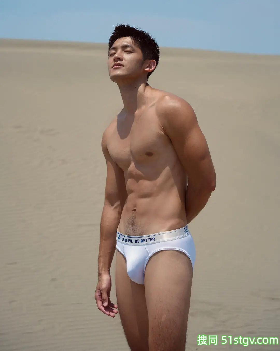 Adam骑着心爱的小摩托 - 51虹马