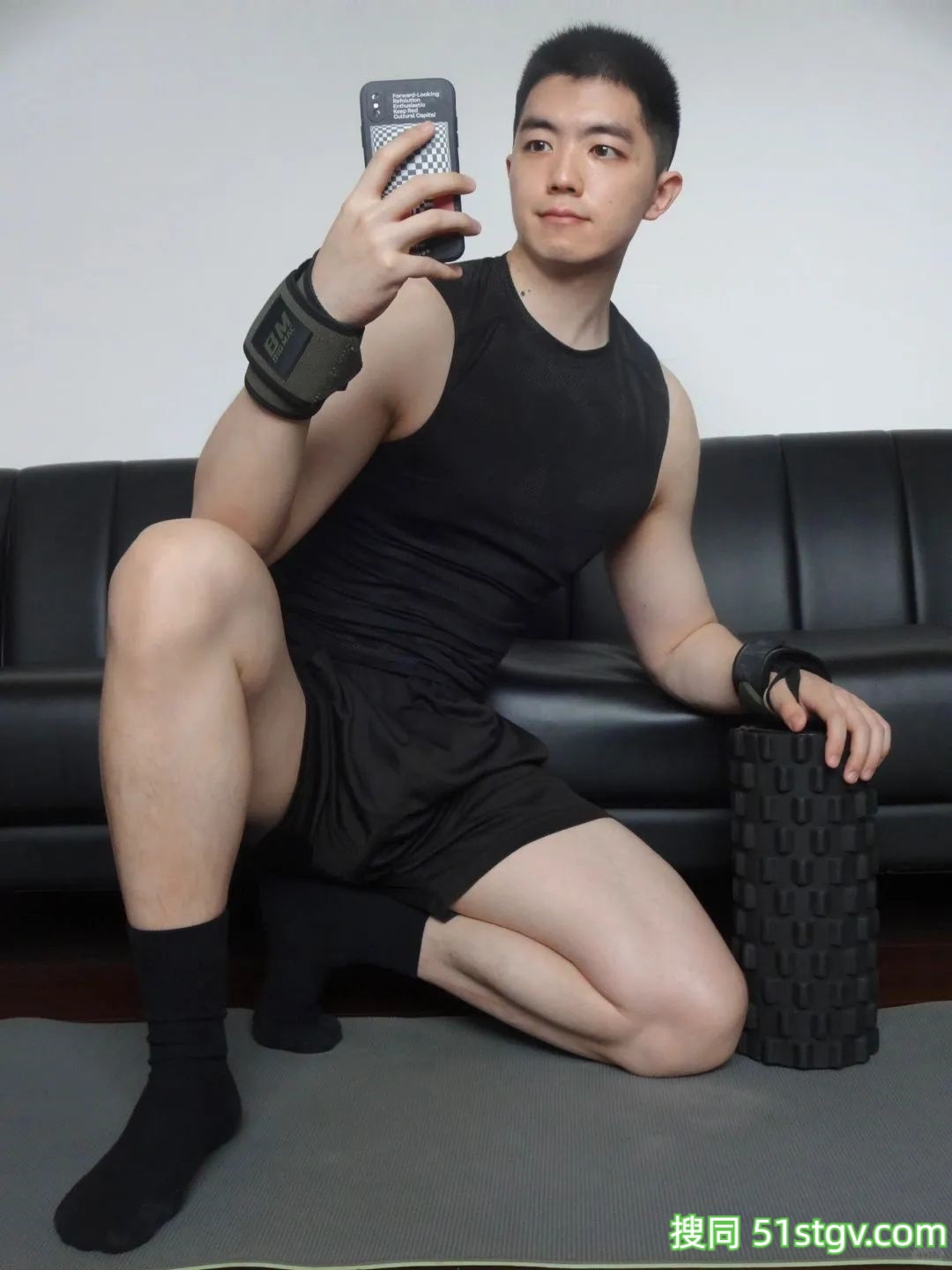 薄肌帅哥，正装更吸睛 - 51虹马