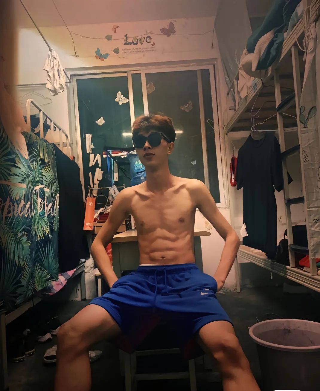 瘦瘦的腹肌帅哥，俊洋洋 - 51虹马