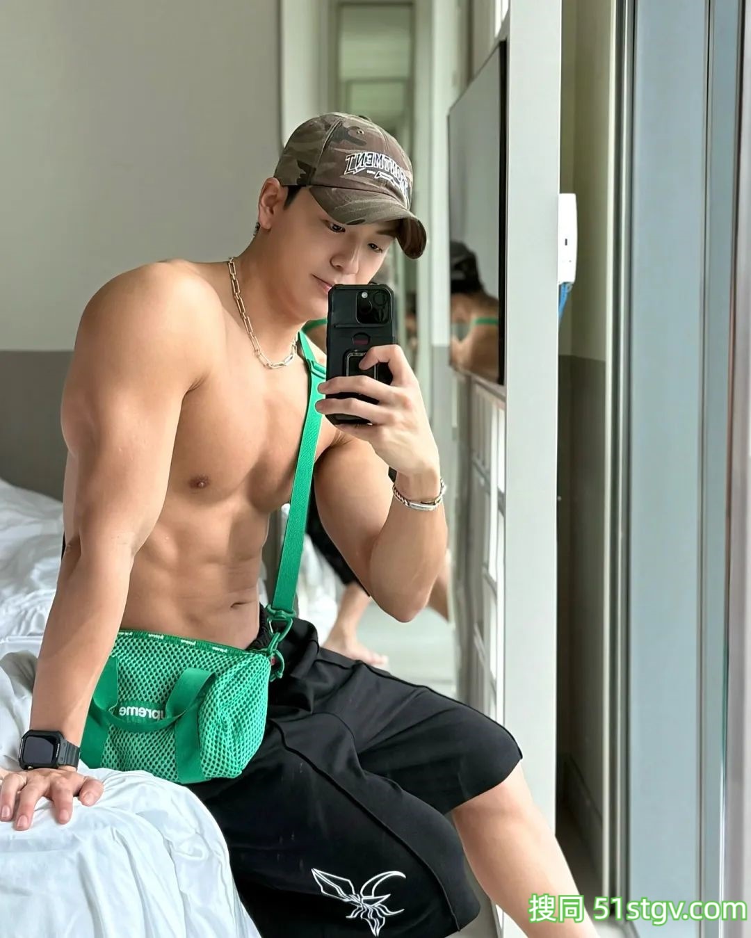 皮肤黝黑壮实的哥哥 - 51虹马