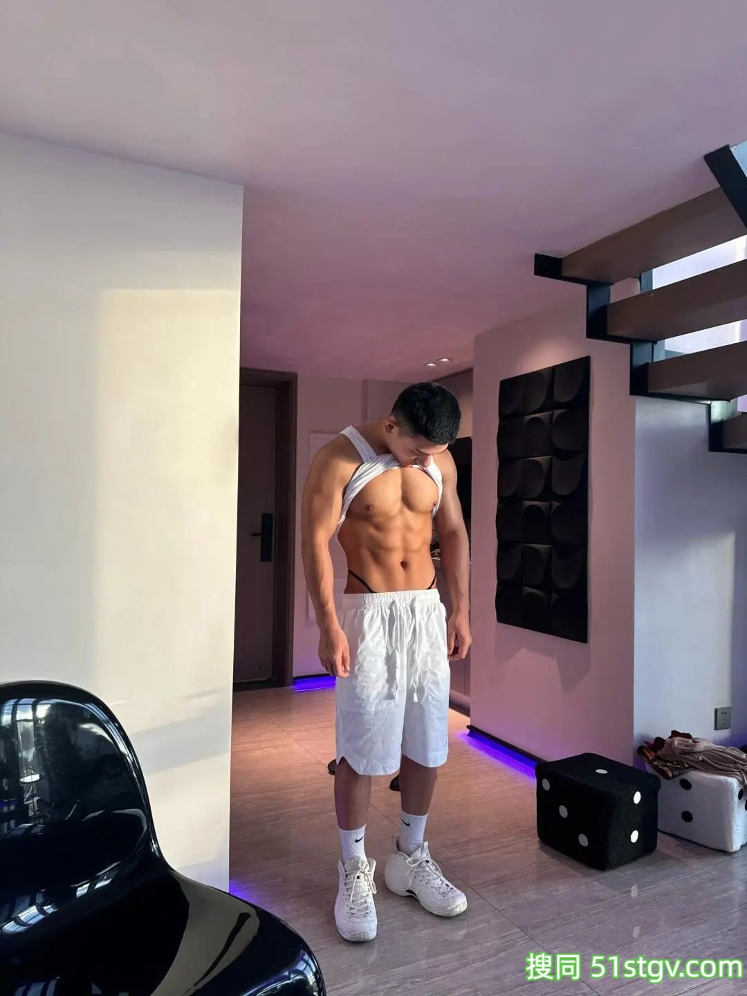 一鸣哥哥，在游池边 - 51虹马