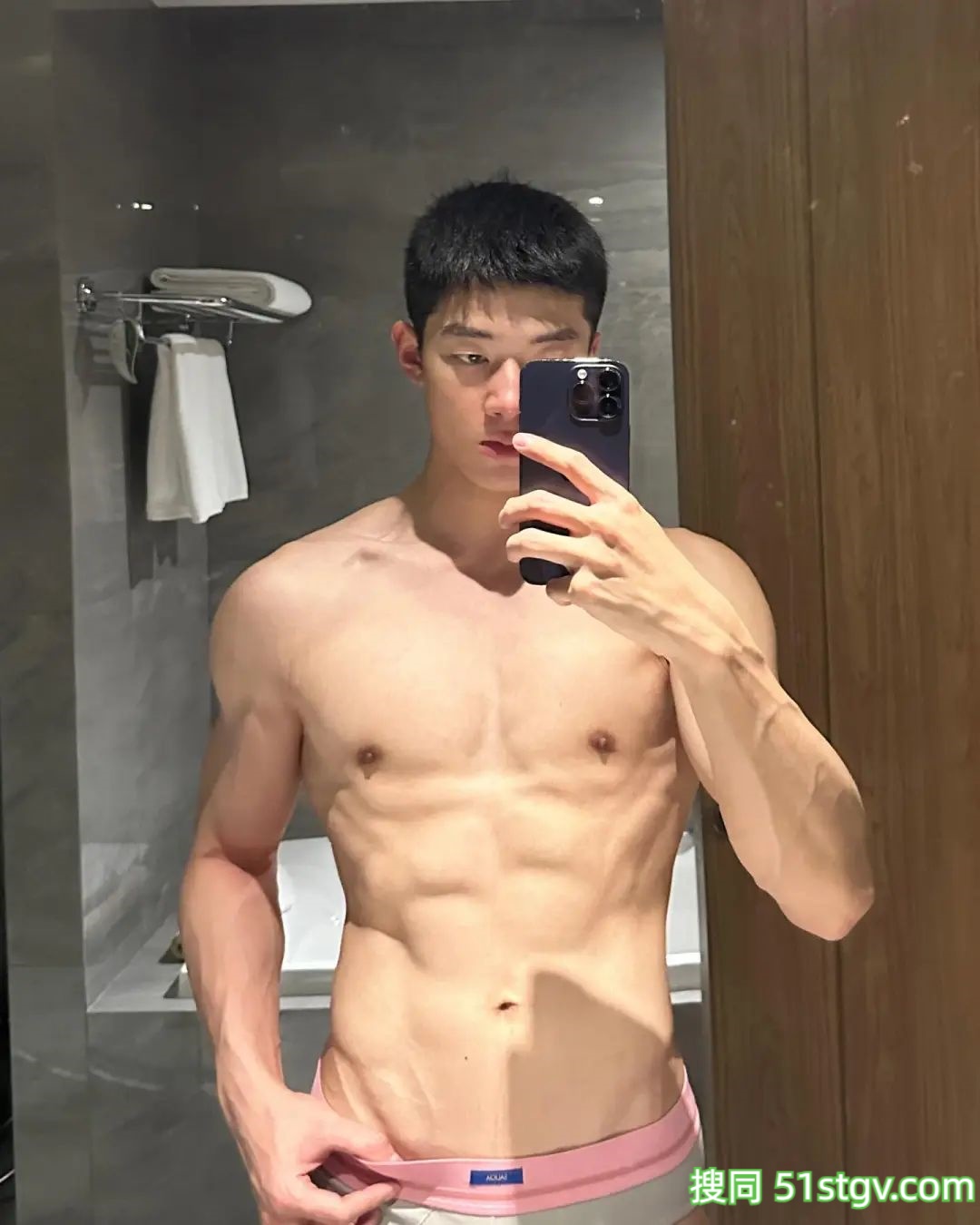 帅哥那迷人的眼神，让人陷入爱河 - 51虹马