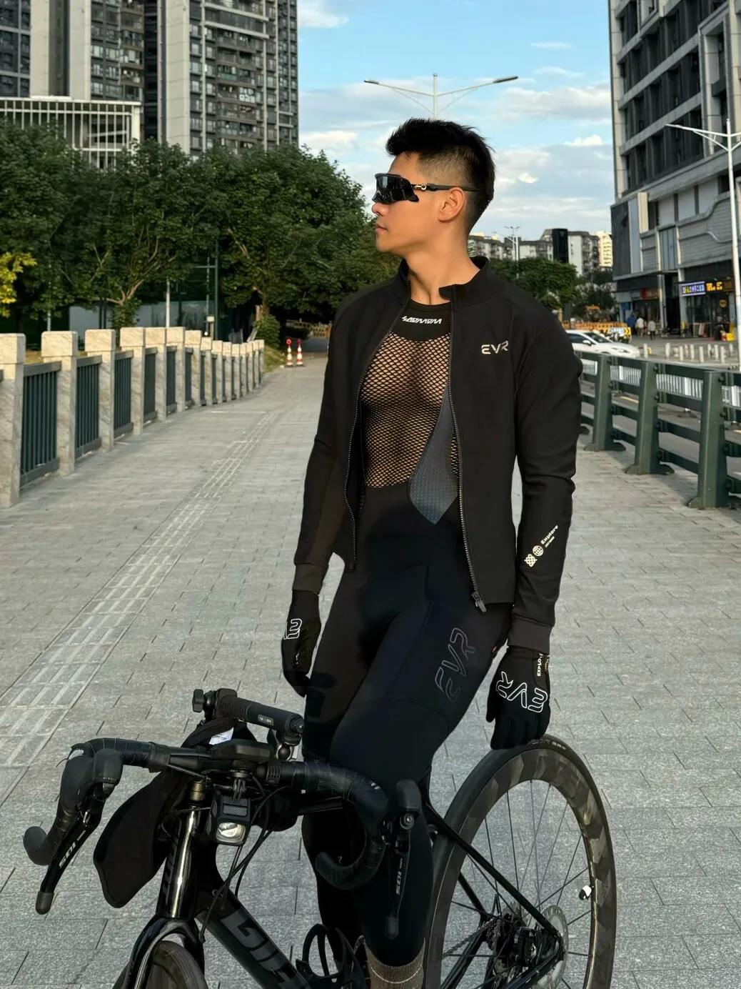 骑行的聪哥啊，身材是真好 - 51虹马