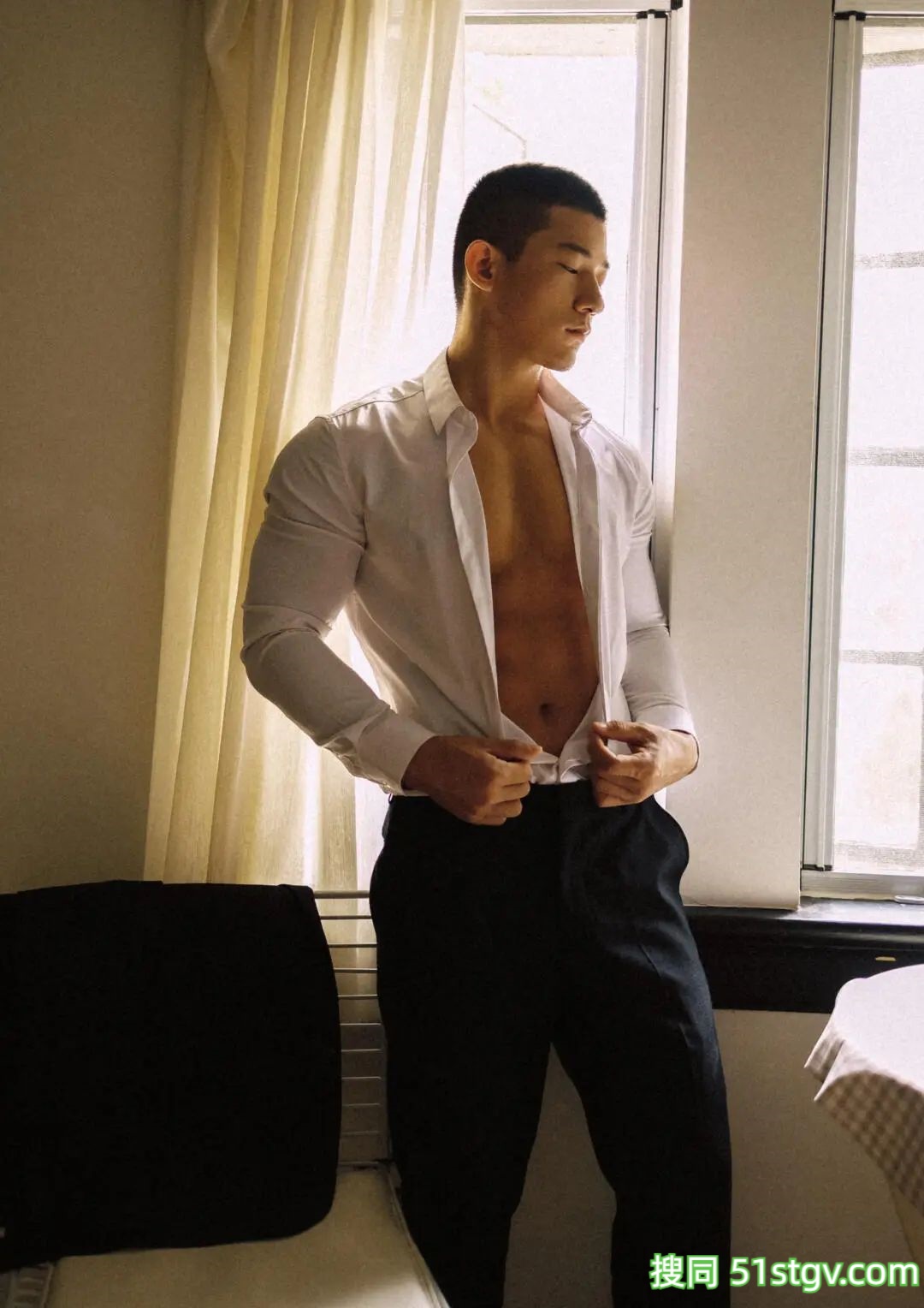 一鸣哥哥，在游池边 - 51虹马