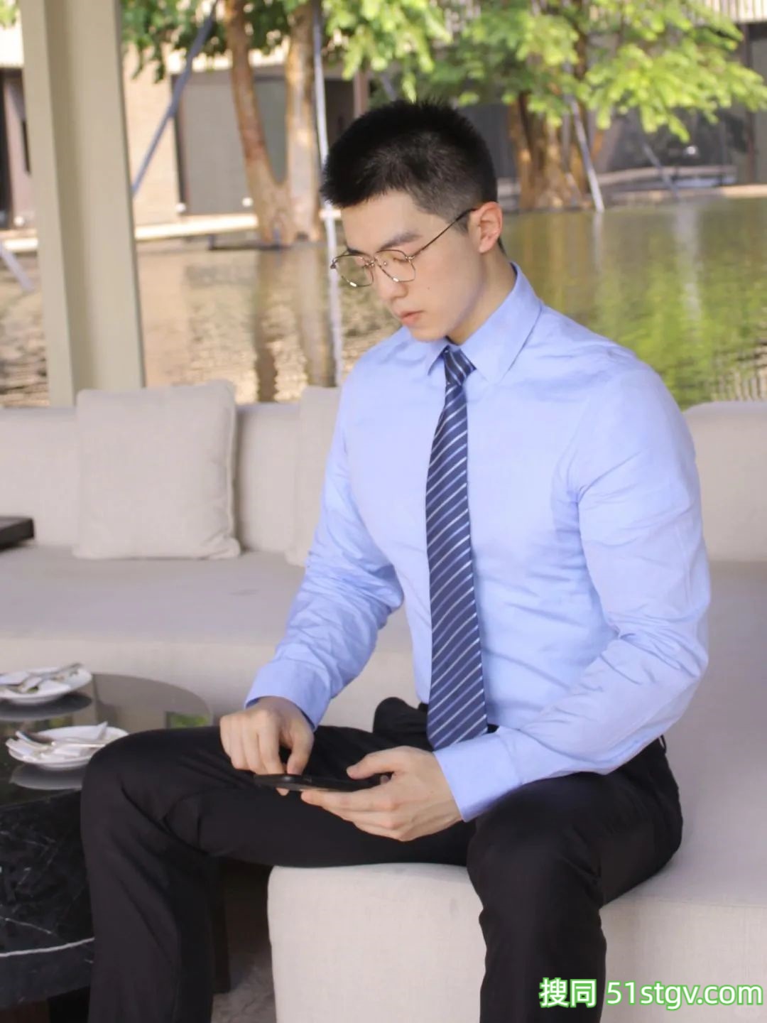 薄肌帅哥，正装更吸睛 - 51虹马