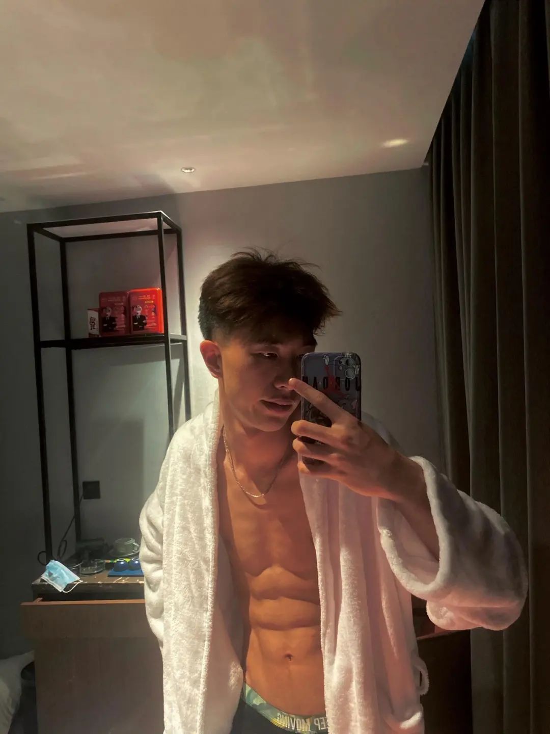 瘦瘦的腹肌帅哥，俊洋洋 - 51虹马