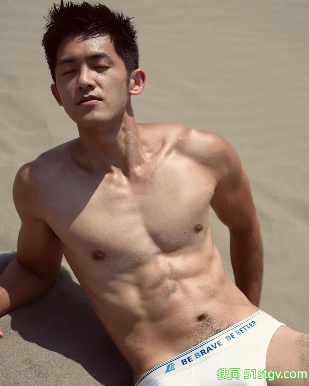 Adam骑着心爱的小摩托 - 51虹马