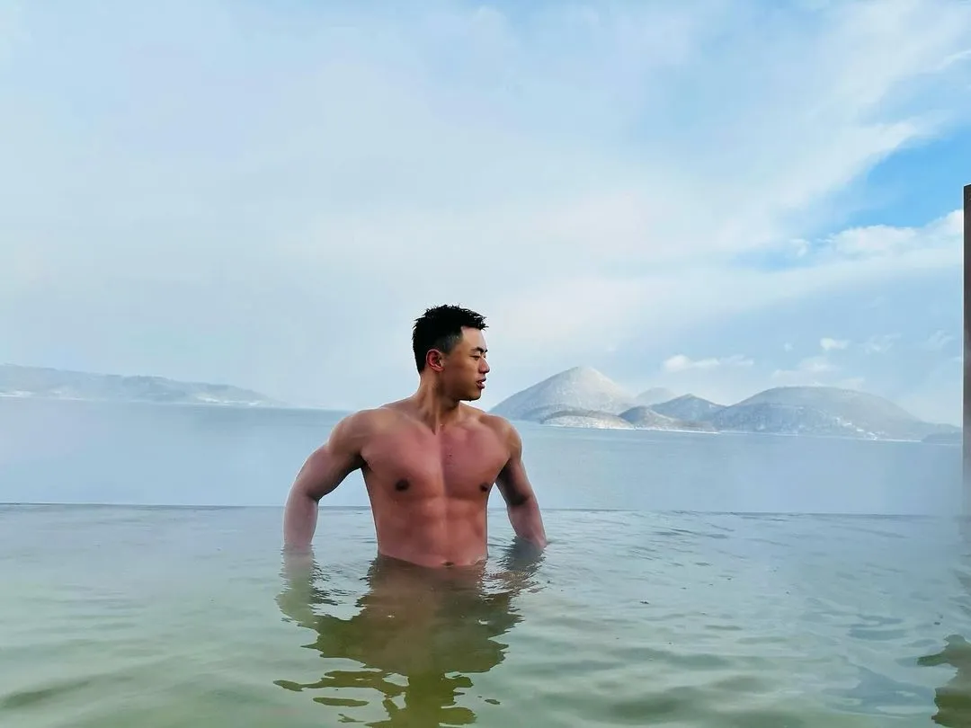 黑皮体育生，泡澡 - 51虹马