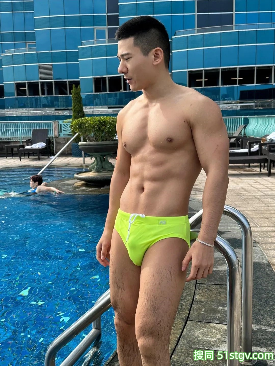 一鸣哥哥，在游池边 - 51虹马