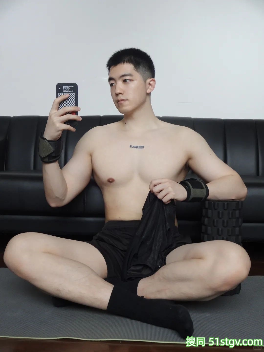 薄肌帅哥，正装更吸睛 - 51虹马