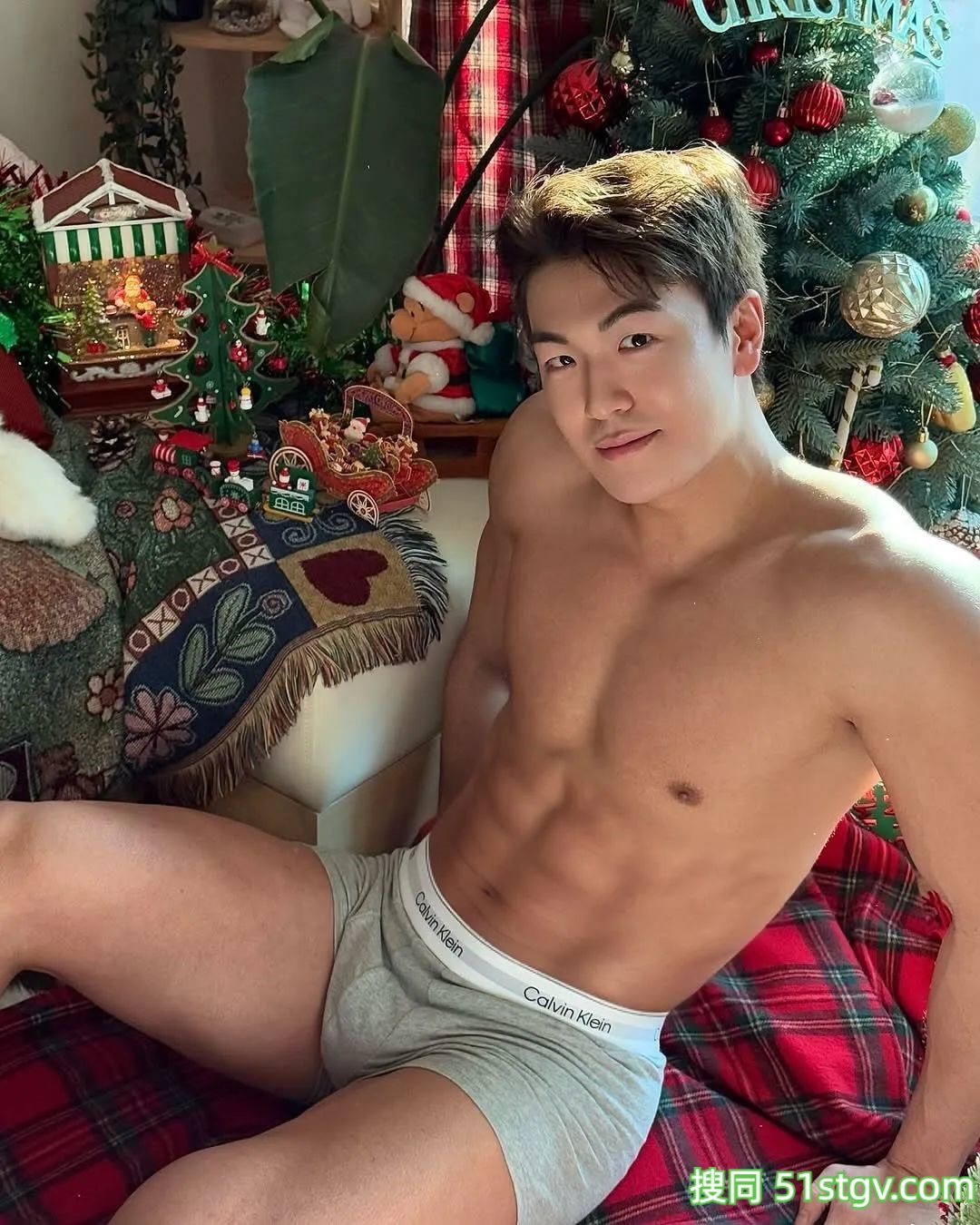 皮肤黝黑壮实的哥哥 - 51虹马