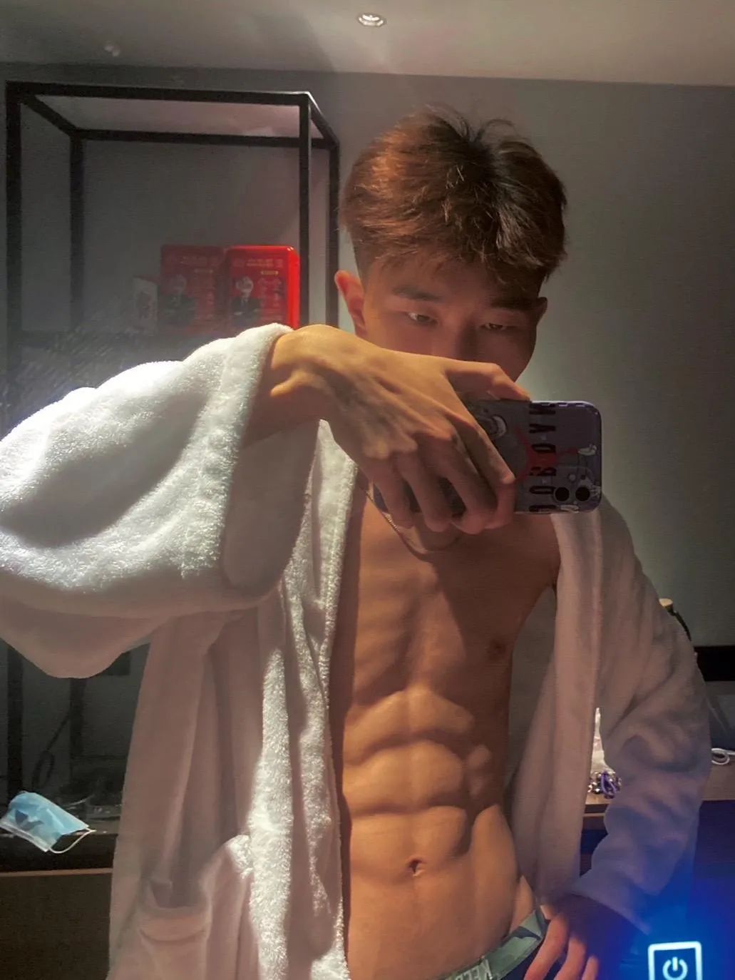 瘦瘦的腹肌帅哥，俊洋洋 - 51虹马