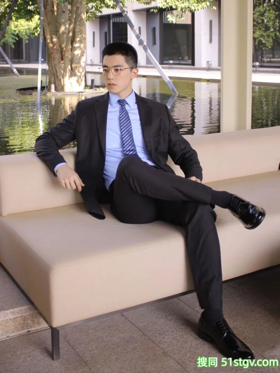 薄肌帅哥，正装更吸睛 - 51虹马