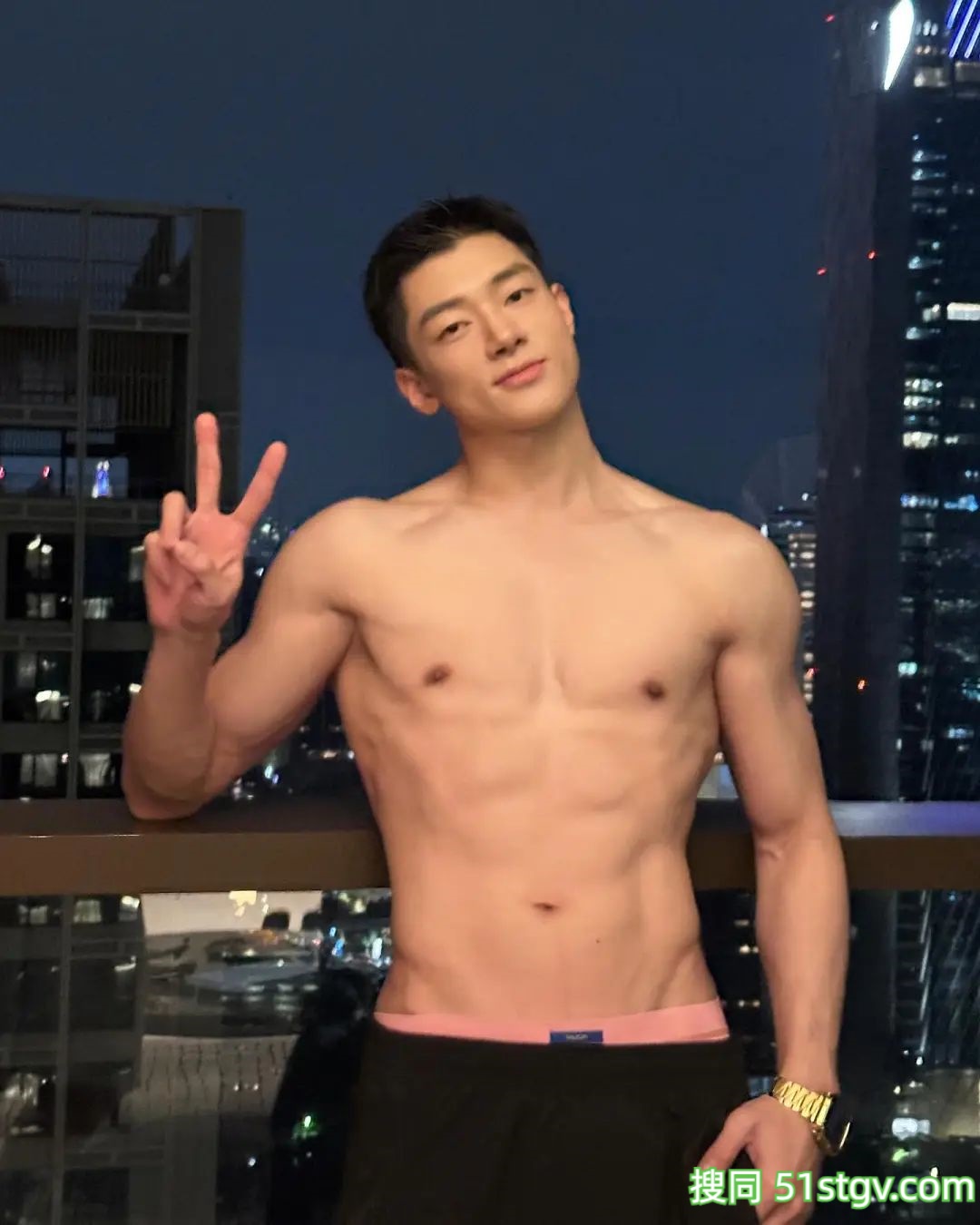 帅哥那迷人的眼神，让人陷入爱河 - 51虹马