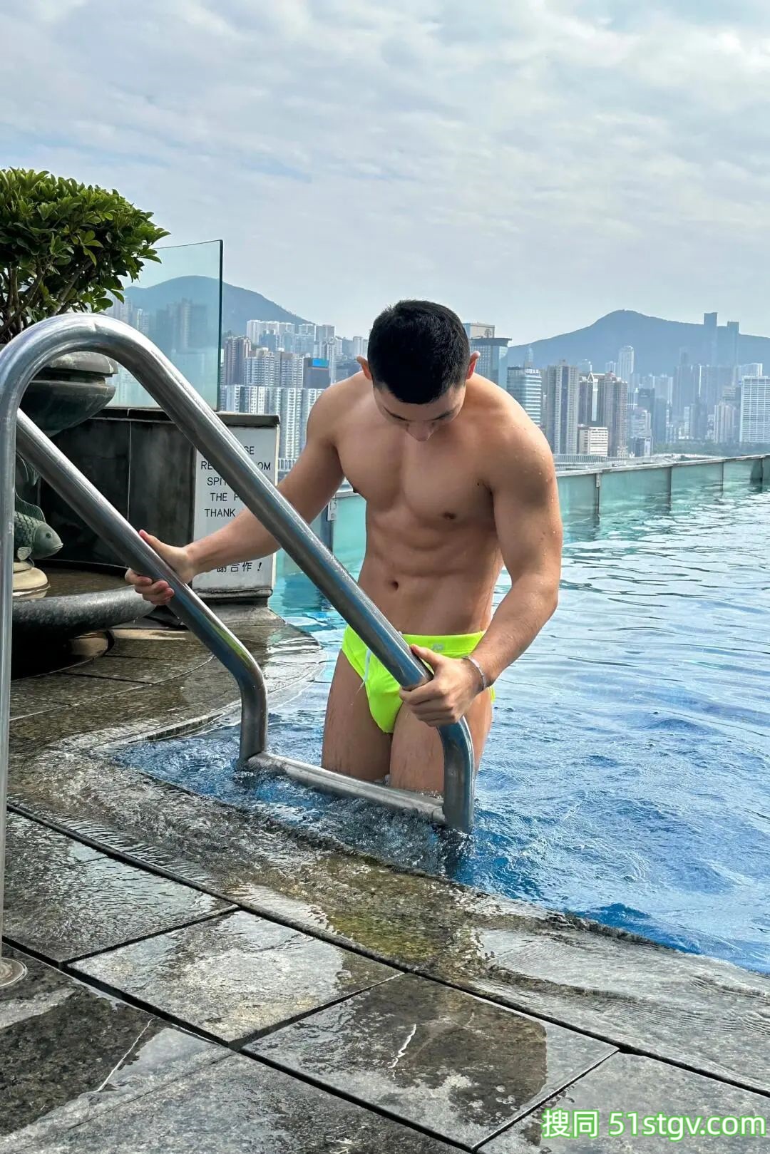 一鸣哥哥，在游池边 - 51虹马