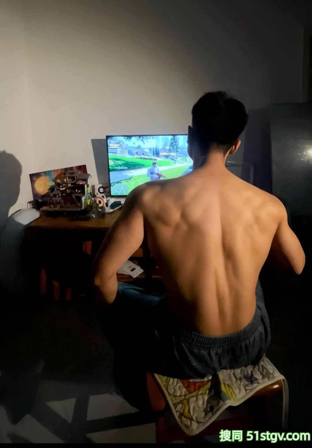 山东男友强壮的背 - 51虹马