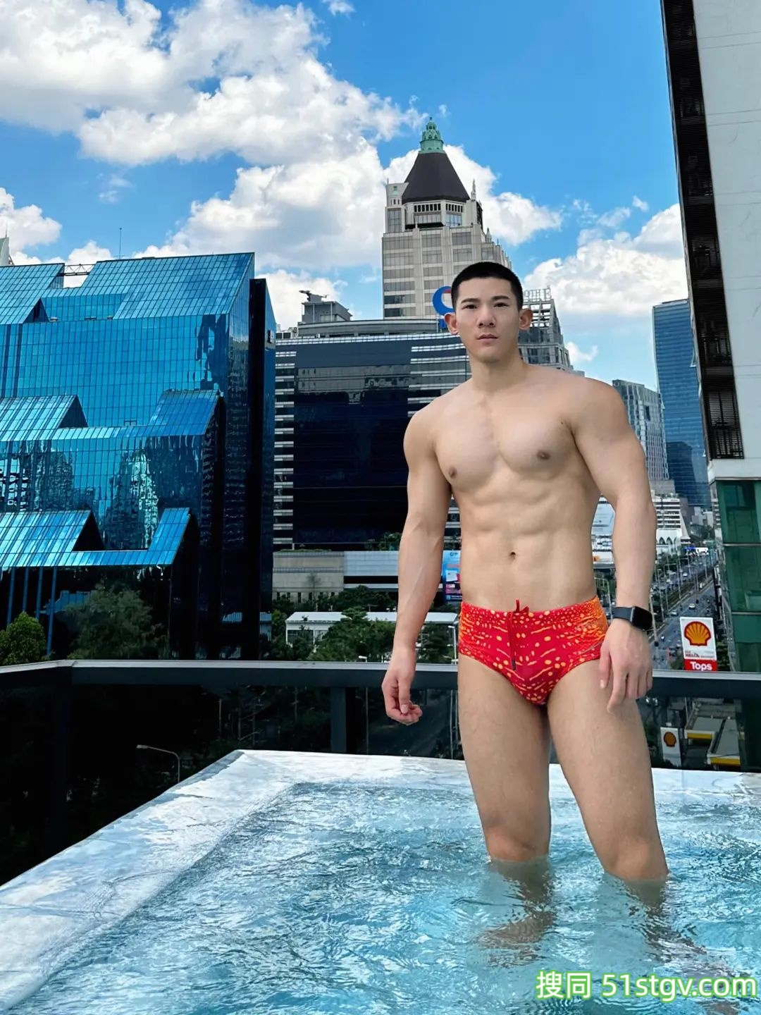 一鸣哥哥，在游池边 - 51虹马