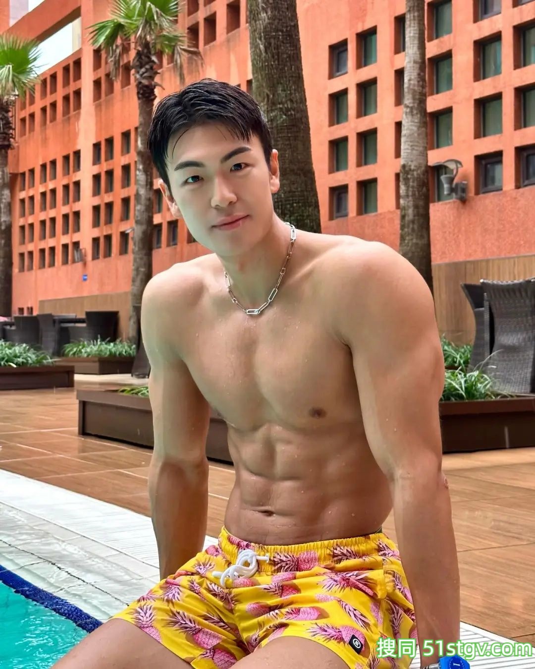 皮肤黝黑壮实的哥哥 - 51虹马