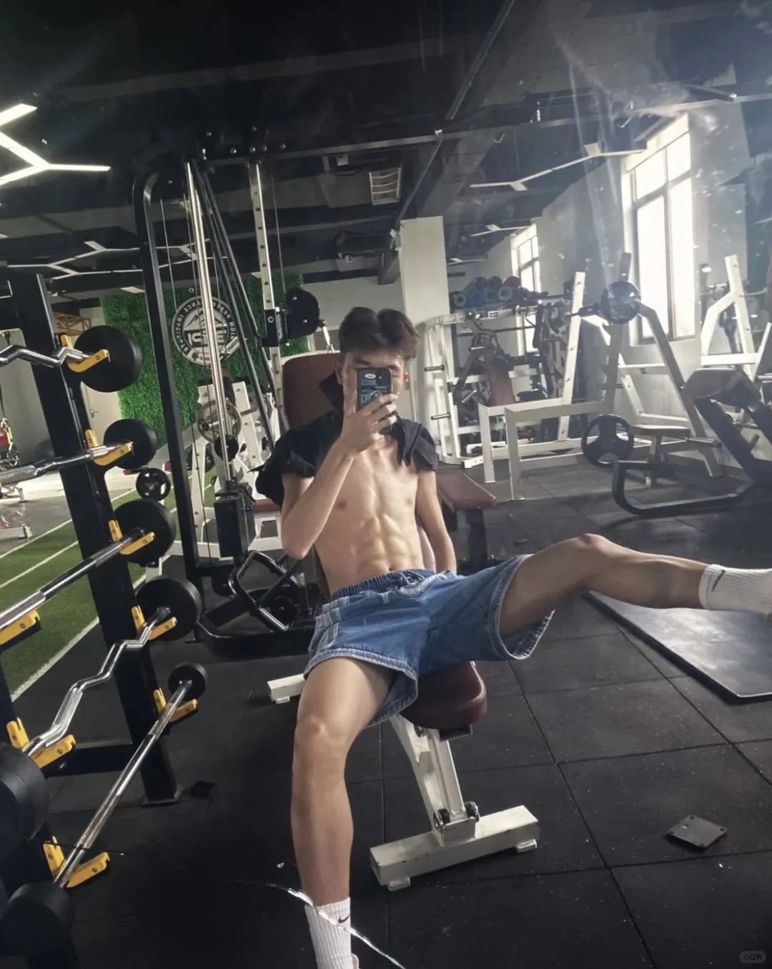 瘦瘦的腹肌帅哥，俊洋洋 - 51虹马