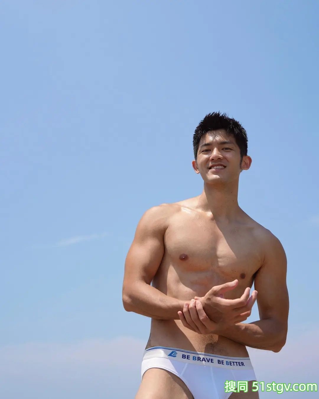 Adam骑着心爱的小摩托 - 51虹马